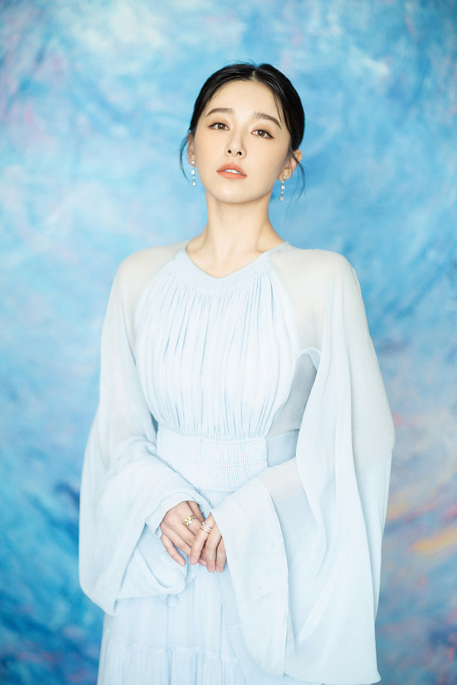 佟丽娅|美图分享|清纯甜美的阚清子，长裙飘飘很动人！