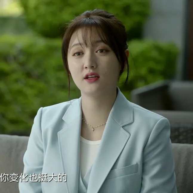公司破产,女老板坐在咖啡馆里等人,一杯橙汁68元,女老板只好点一杯白开水,男下属看到后,对女老板冷嘲热讽