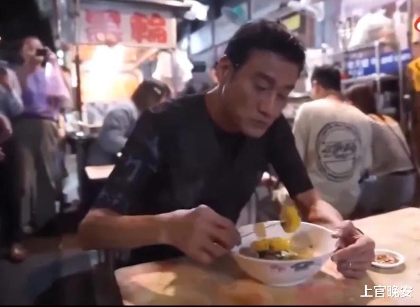 梁家辉|内地明星被捧上天，港星却随便出门溜达，逛地摊、去菜市场