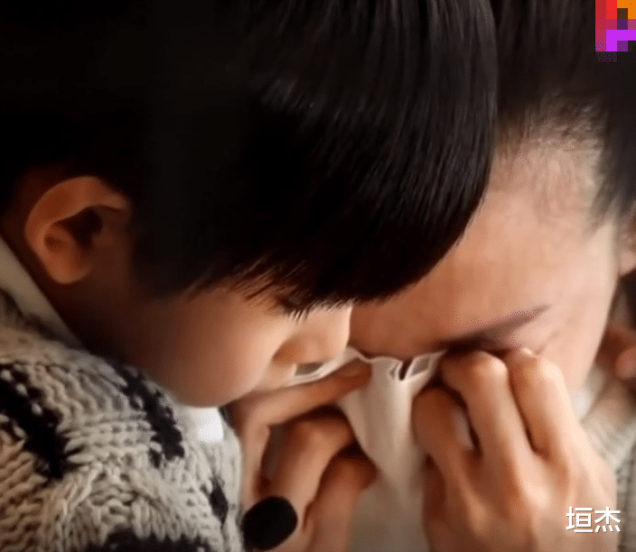 董洁|“畸形母爱”董洁:喊儿子爸爸,拍亲密婚纱照,把儿子当老公养?