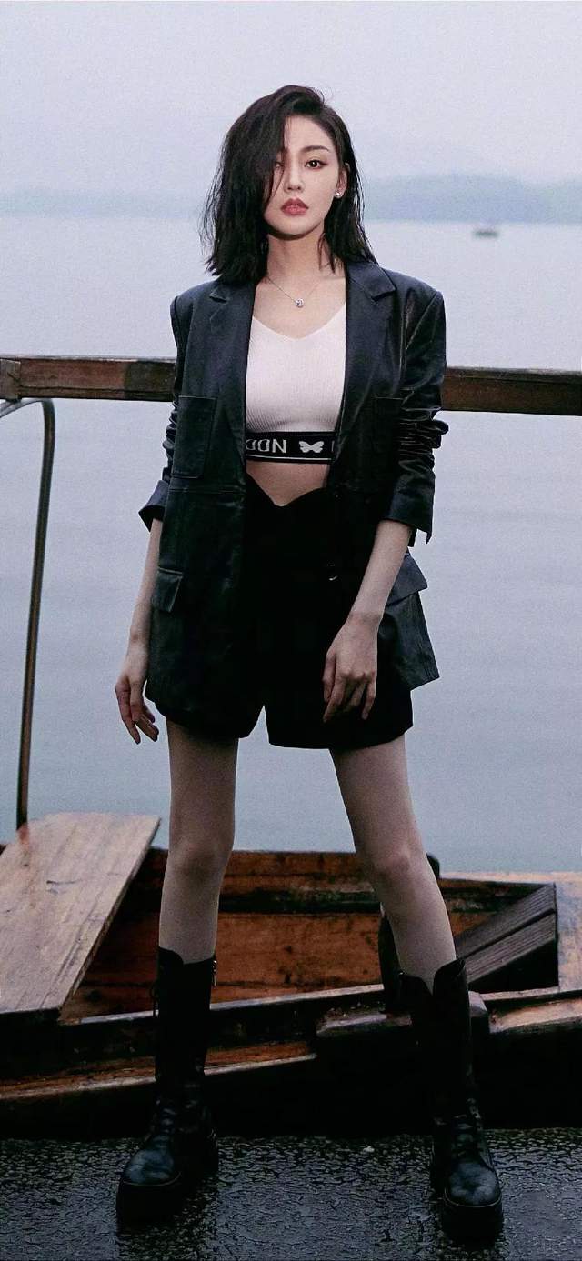 张天爱|性感女神,直角肩大长腿惹人羡慕,人缘爆棚,网友:颜值担当