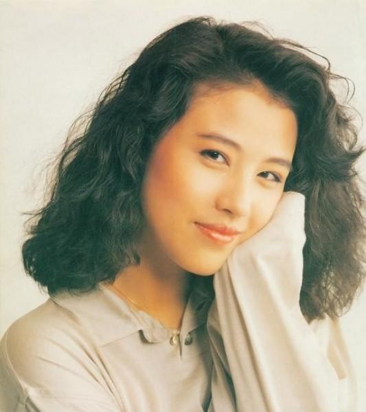 周海媚|周海媚:小时候家里的“ 混世魔王 ”,金庸直言愿意为她改写结局