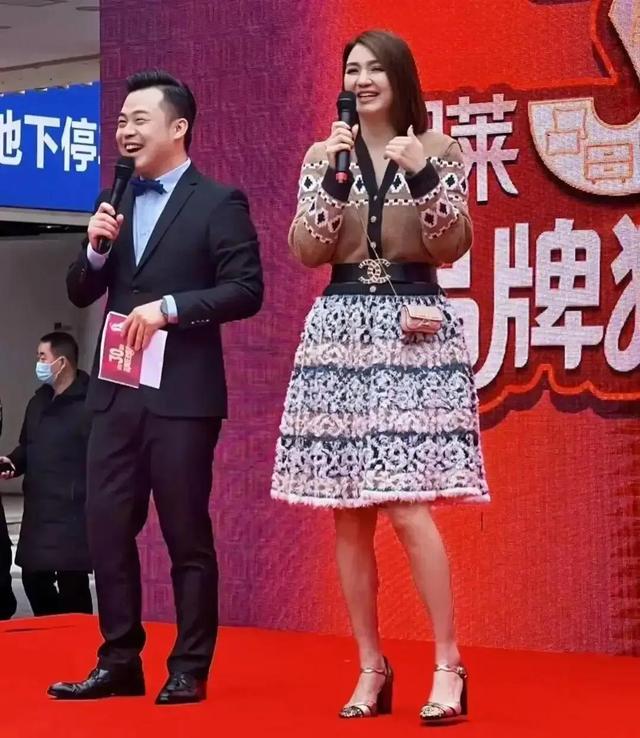 洪欣|懒理张丹峰再出轨传闻,张镐濂喜迎圣诞,洪欣为子女二次原谅老公