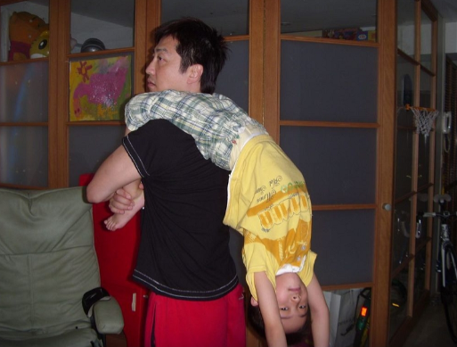 庾澄庆|60岁庾澄庆朴素坐高铁,买不到坐票和路人挤一堆,大方自拍无人识