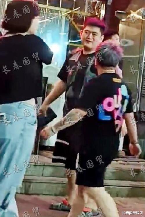 倪妮|赵本山25岁儿子近照曝光，穿着随意吃烧烤，前呼后拥排场大