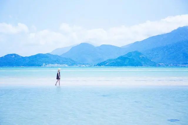 唯美的海景人像不知道怎么拍,试试这几个人像美姿教程