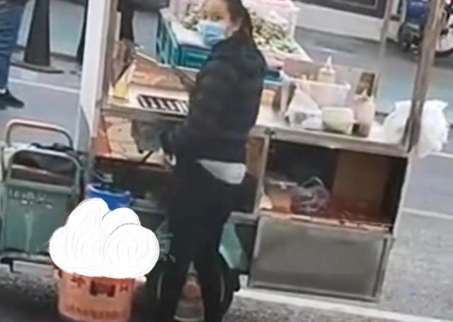 聋哑人摆摊遭同行欺负,热心店主为她不平
