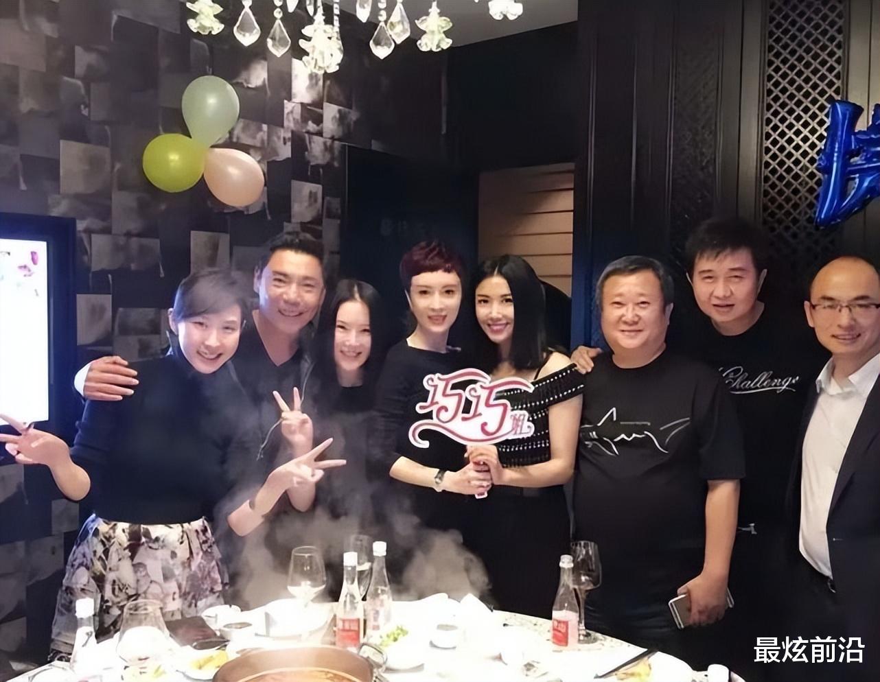 金巧巧生日大咖云集，针织裙配短发朴素低调，一点没有贵妇气质