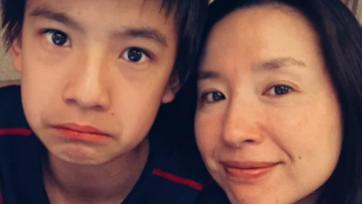 董洁|董洁拍完戏赶回家陪儿子，顶顶身高超过妈妈，五官清秀愈发帅气