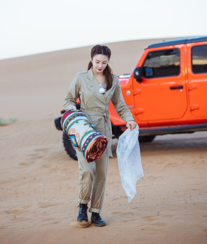连体裤 张雨绮和男友沙漠约会真浪漫，穿连体裤扎俩马尾，不像34岁俩娃妈