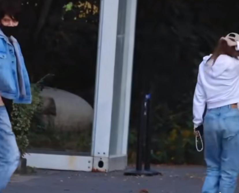 Angelababy|Angelababy带娃出行，母子罕见同框超有爱，小海绵飞奔跑向母亲