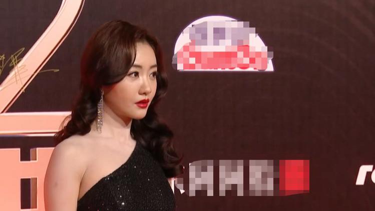 张晓晨|国剧盛典红毯：杨蓉妆容拉胯颜丙燕有赘肉，蓝盈莹险摔倒面露惊恐