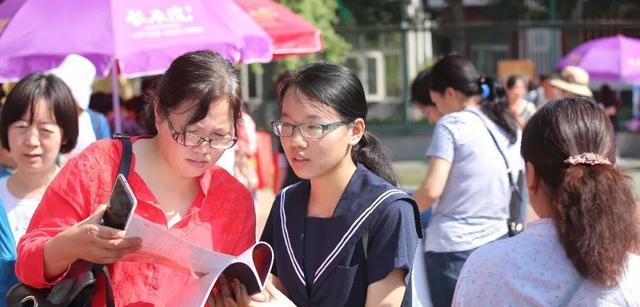 教师|女孩被南大“强击计划”录取,母亲一旁不高兴,直言专业太冷门!