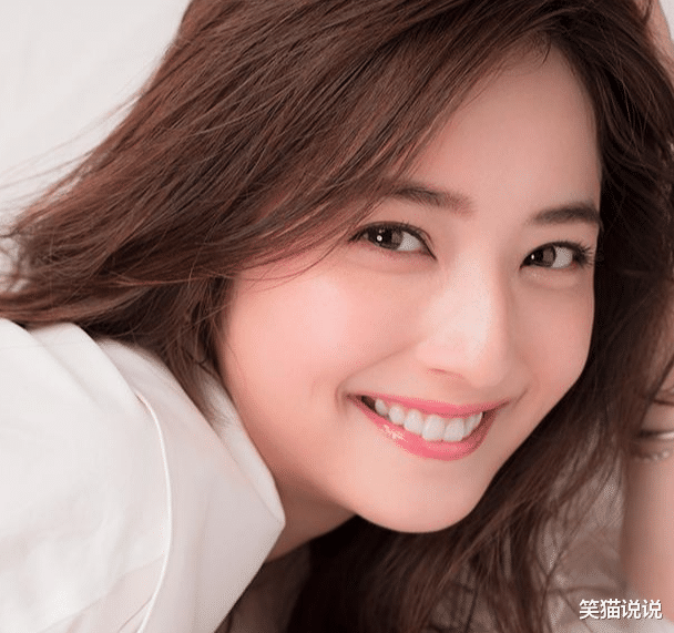 佐佐木希|佐佐木希官宣怀二胎，丈夫渡部建曾婚内多次出轨包括同性，两人至今未离婚！