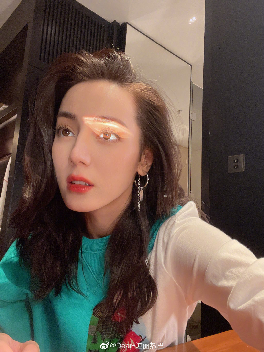 迪丽热巴|迪丽热巴自拍wink照好蛊惑人,长得漂亮还会拍,美女真的有点绝