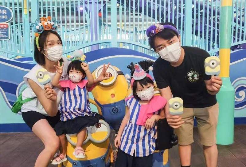 王祖蓝|王祖蓝一家四口打卡环球影城，小女儿大眼睛水汪汪，颜值上升不少