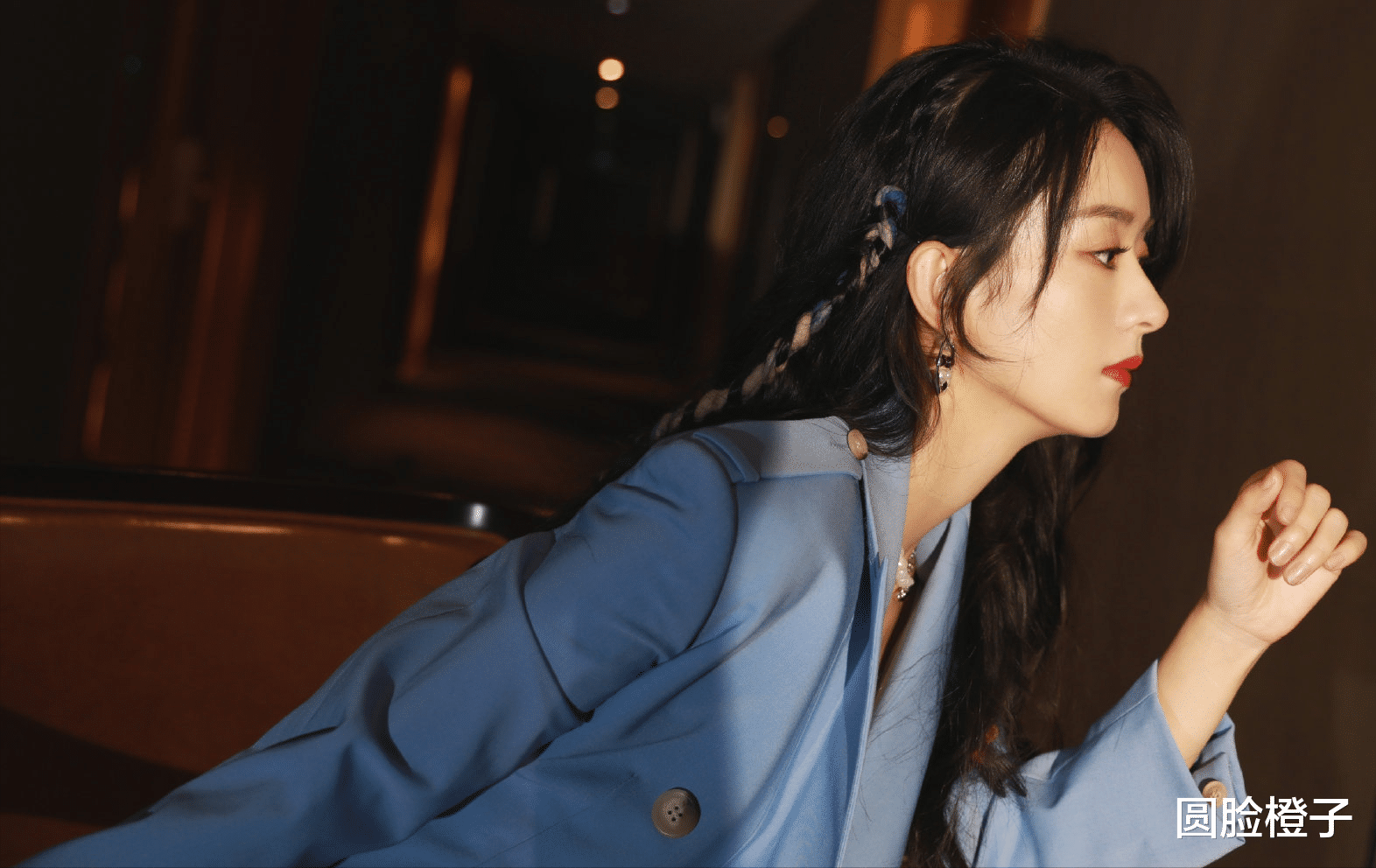 赵丽颖|赵丽颖穿西装太酷了，一身蓝色西装配马丁靴，又温柔又酷飒