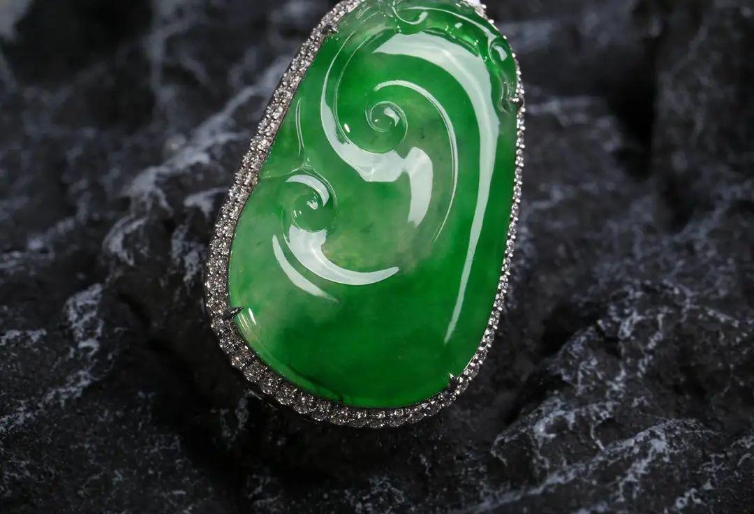 翡翠|俏艳辣阳 高贵典雅——冰种飘辣阳绿翡翠如意18k金镶钻吊坠