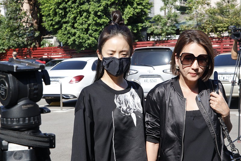 林依晨还是很可爱,穿设计的很简单的黑色短袖,仍然不显老