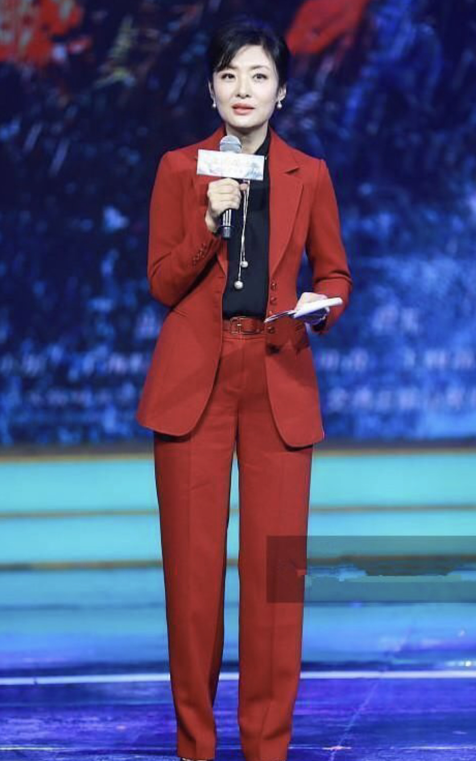 西装|建议职场女性多学学周涛的西装穿搭法则,50岁也能演绎温柔和飒爽 。