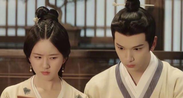 赵露思|赵露思上小学照曝光，原装妈生脸等比长大，整容明星怎么看