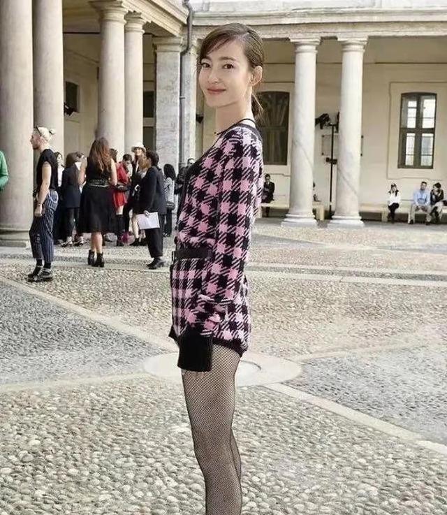 王丽坤|王丽坤国外活动照曝光，形象反差太大惹争议，评论区污言秽语