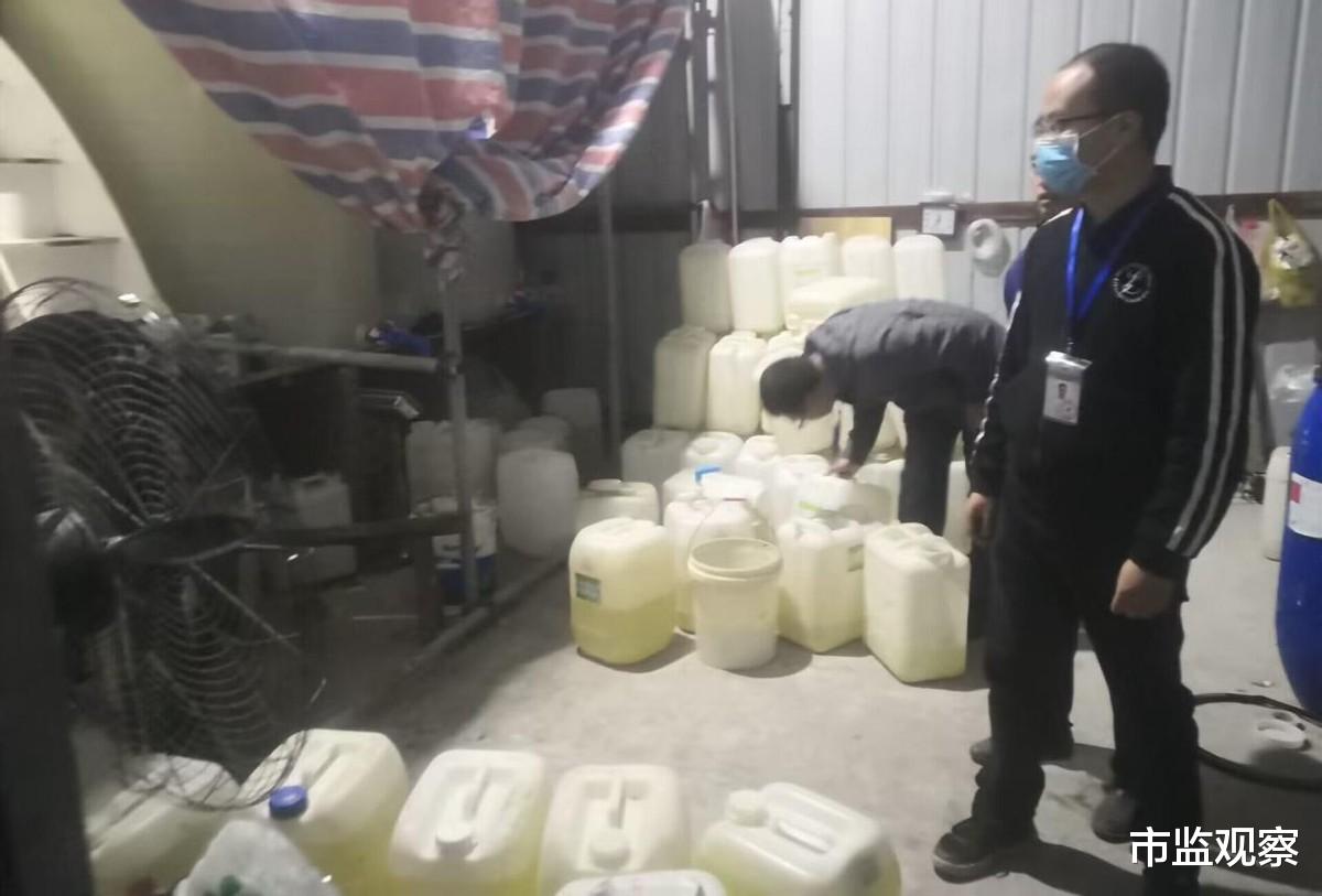 广安市岳池县端掉一处生产加工假冒洗洁精黑窝点
