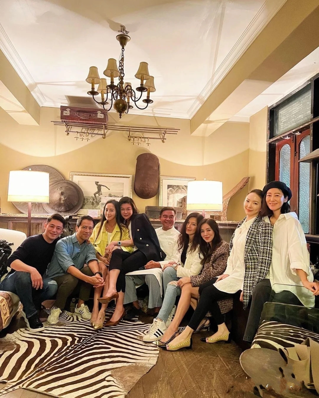 霍建华|霍建华与众多名媛聚会，身材发福红光满面，还被赵心柔挽着胳膊