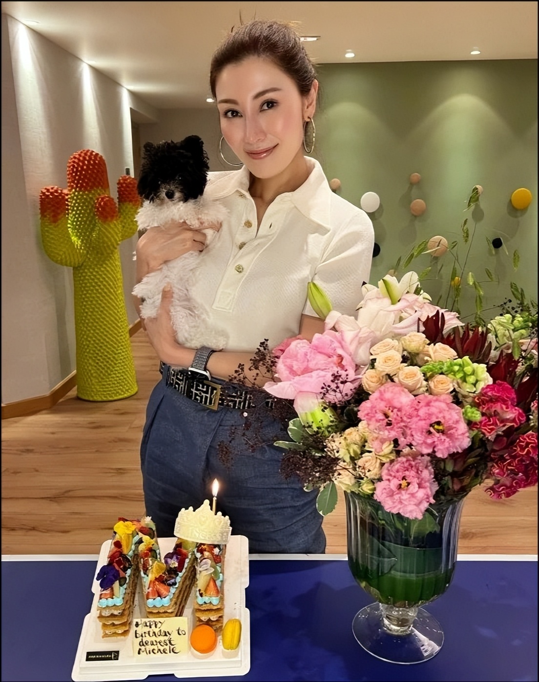 李嘉欣|52岁李嘉欣不愧是港姐门面！过大寿穿牛仔裤太飒爽，一点皱纹没有