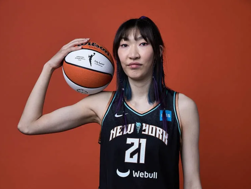 韩旭|张镇麟付豪抵达海南，刘维伟谈浙江弟子哽咽，WNBA送韩旭海报！