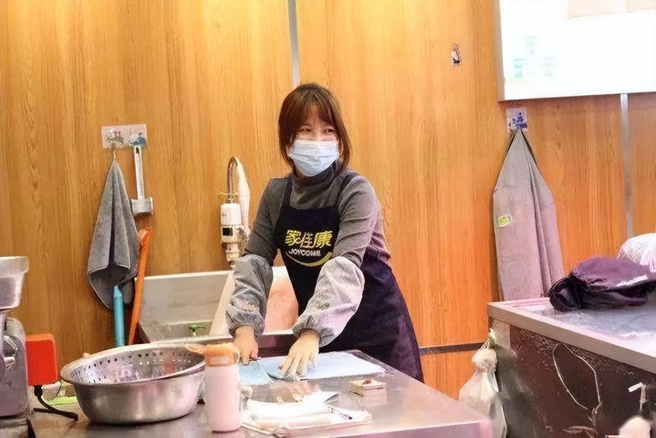 2019年,6个月大的她坐在外卖箱里跟着爸爸送外卖,现在他们过得怎么样?
