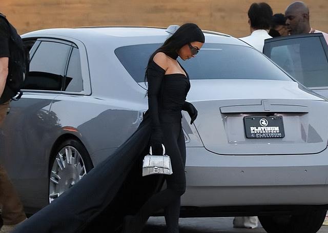 金·卡戴珊|41岁卡戴珊再次坠入爱河！晒与小男友亲密合照，不考虑第3段婚姻