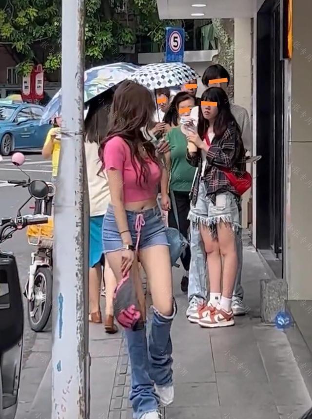 女子一身时尚打扮去相亲,没想到被亲妈吐槽:穿成这样,嫁不出去