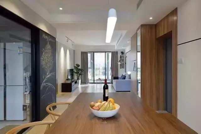 老婆装修新房只刷大白墙,亲戚鄙视我家穷,装好后效果打脸