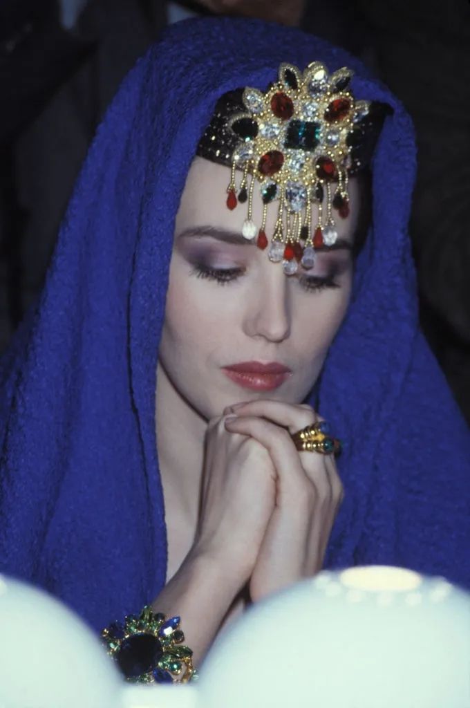 阿佳妮|19岁打破奥斯卡记录，26岁美到全球封禁，如今却被嘲全脸崩塌