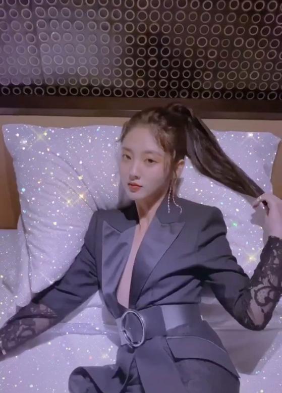 邢菲|邢菲酒店放飞自我?以为睡衣就很开放了,没想到这V领更过分