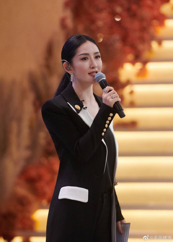 谢娜|谢娜41岁生日现场哭了，不忘感谢张杰照顾女儿，言辞极不自信