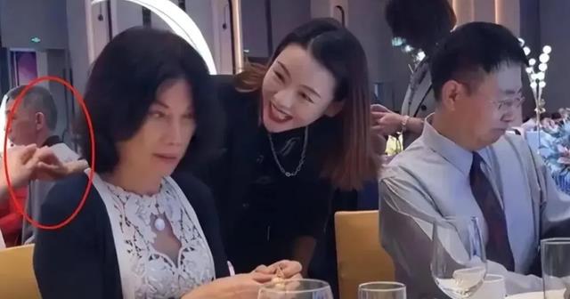 孟羽童也不敢这样吧？董明珠参加婚宴被“搭肩膀”，女子身份曝光