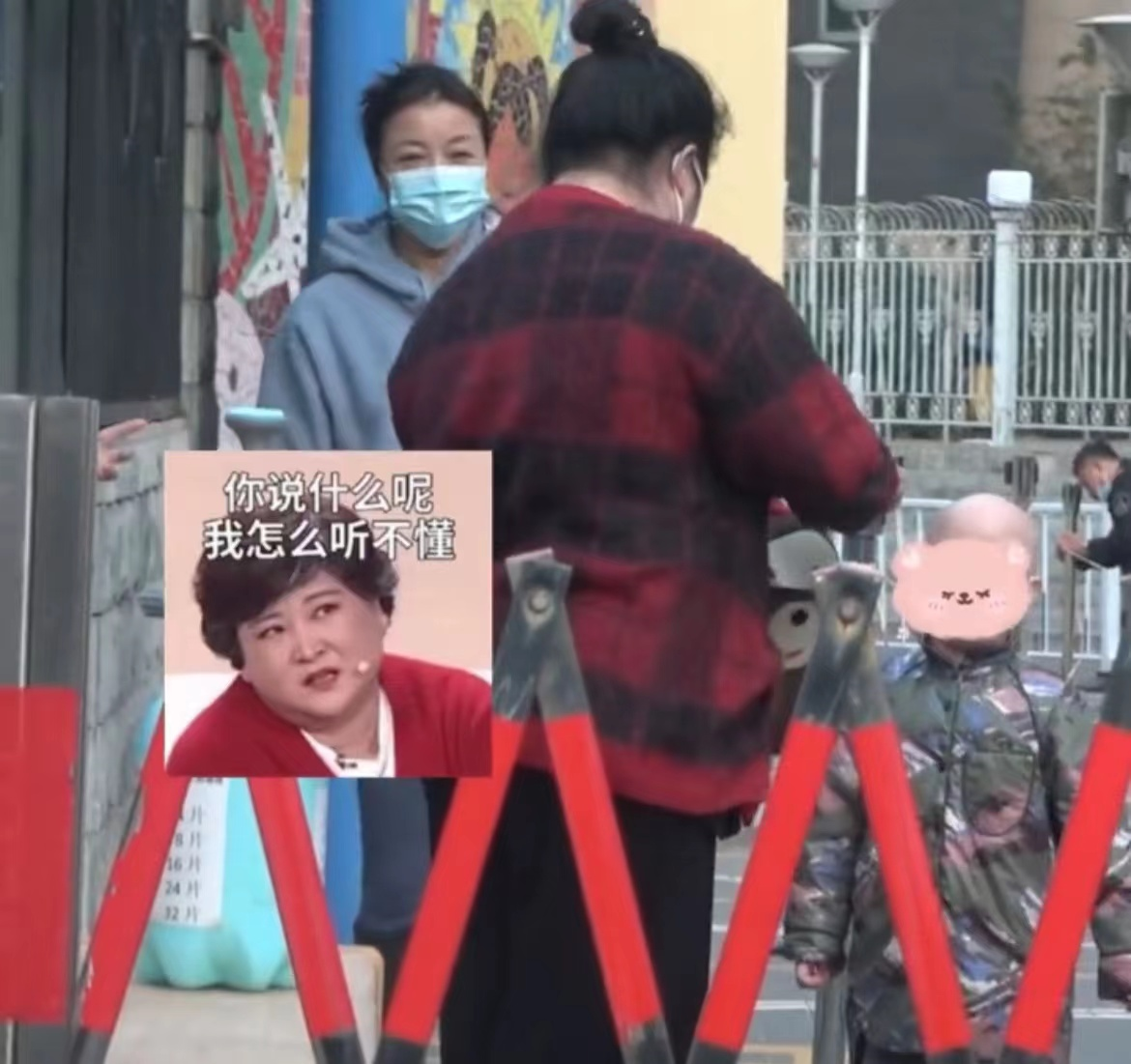 沈腾|沈腾妻子独自接娃,身形臃肿被嘲认不出,4岁小狮子留光头似妈妈