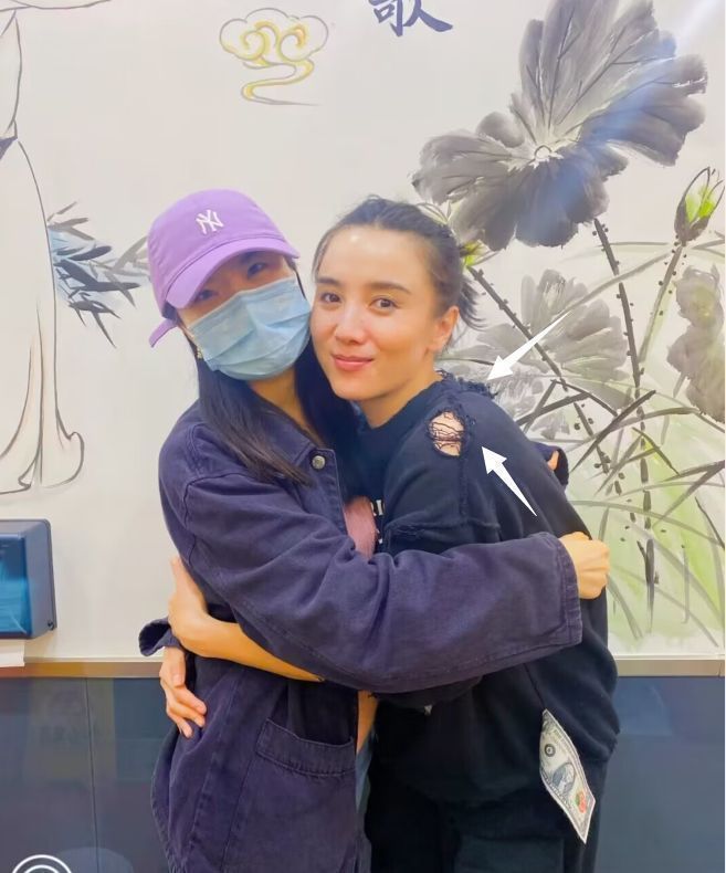 宋佳|41岁宋佳吃饭被偶遇，与粉丝拥抱好亲民，本人被赞又高又瘦