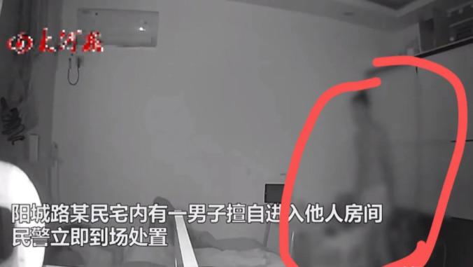 上海，一个漂亮的姑娘在出租房内睡觉，突然听到房间有点动静