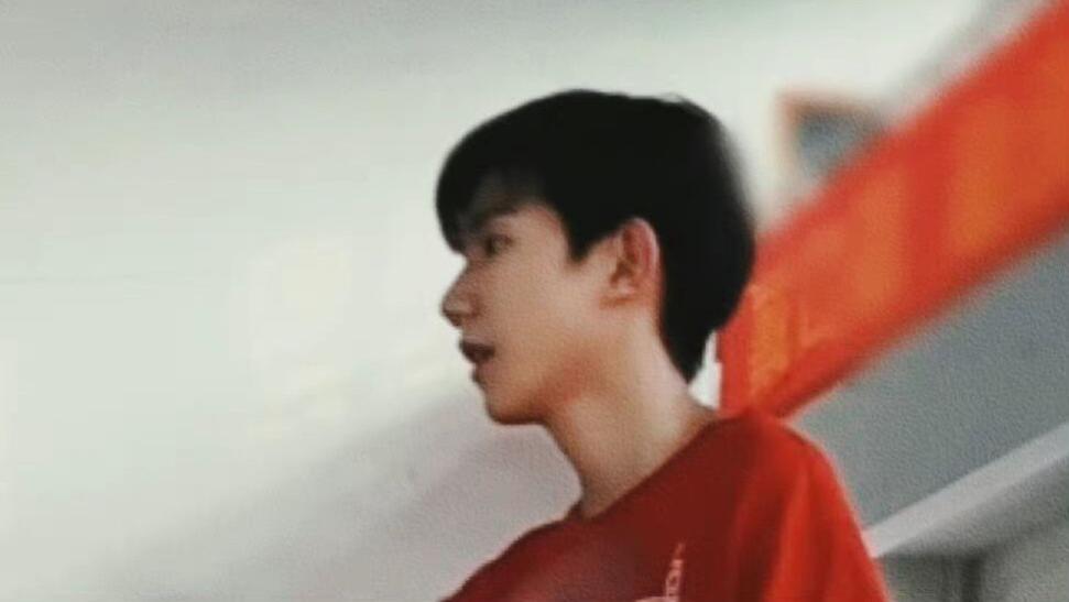 王源|王源分享打羽毛球日常，却被以为是国庆录制，实际上他在某园区