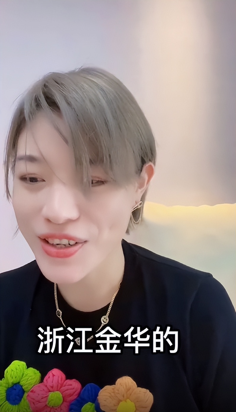 葛荟婕|汪峰前妻葛荟婕说方言录视频,戴大金链子染金发,太亮眼了