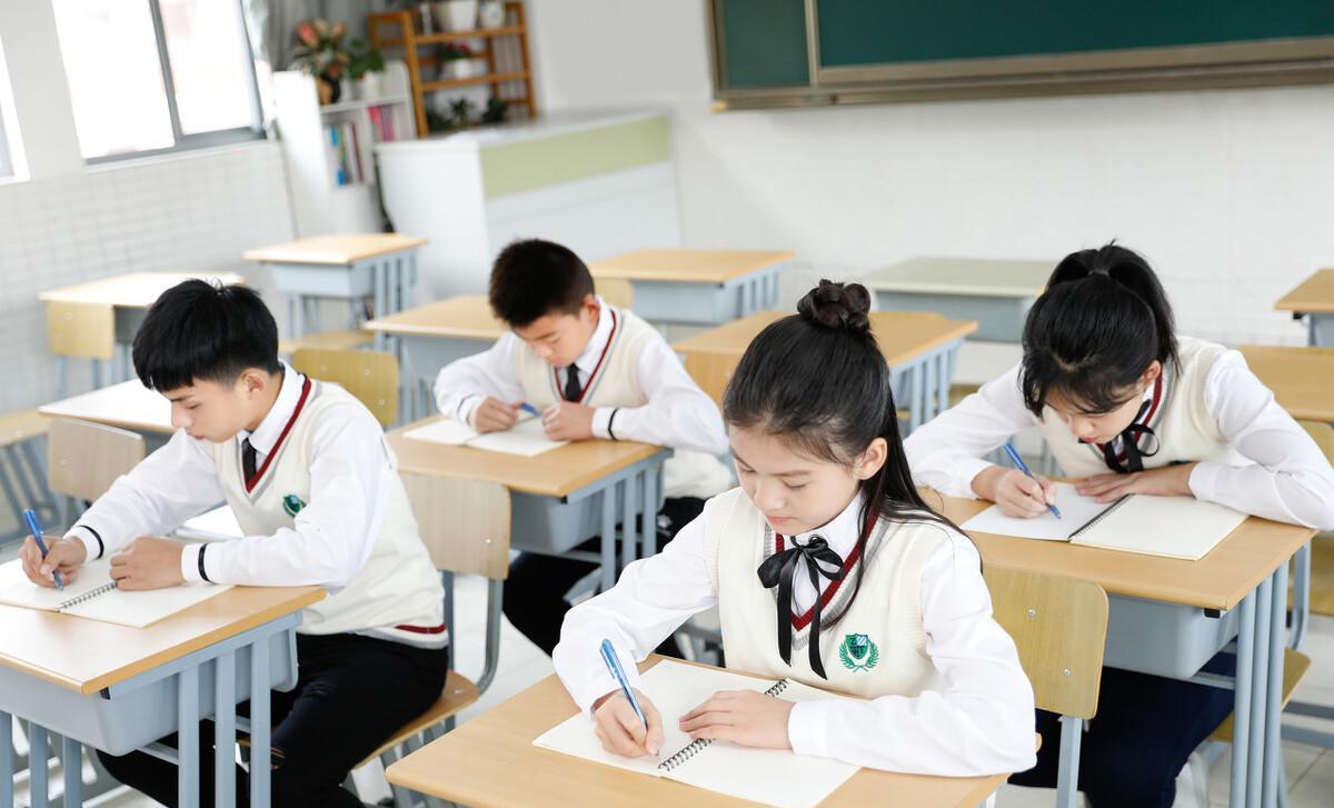 平日多遛娃,封控时期多陪娃,郑州女子发现娃在被窝里玩手机