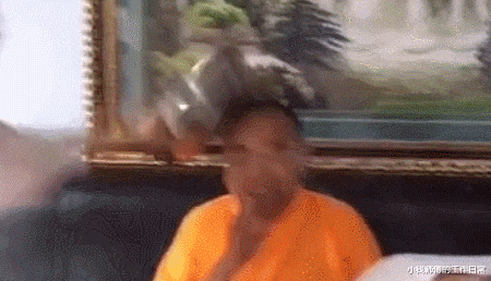 “现在医生这么大胆了吗，扎双马尾上班？”这心电图能正常吗