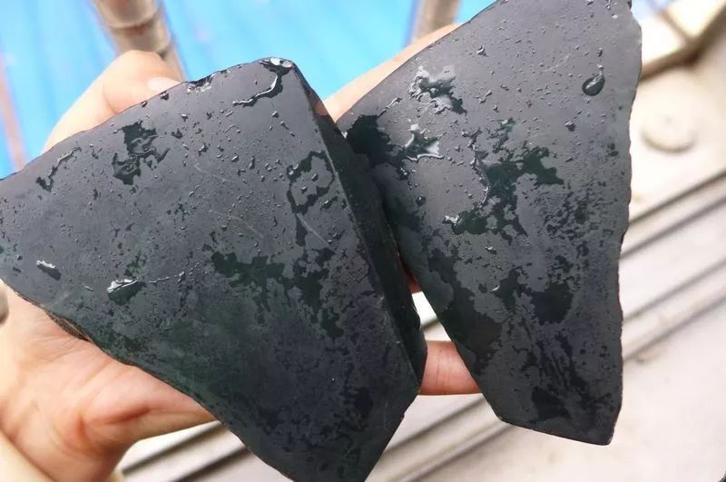 翡翠|运气来了，极品墨翠落入新人手中，没想到成品价值28万！