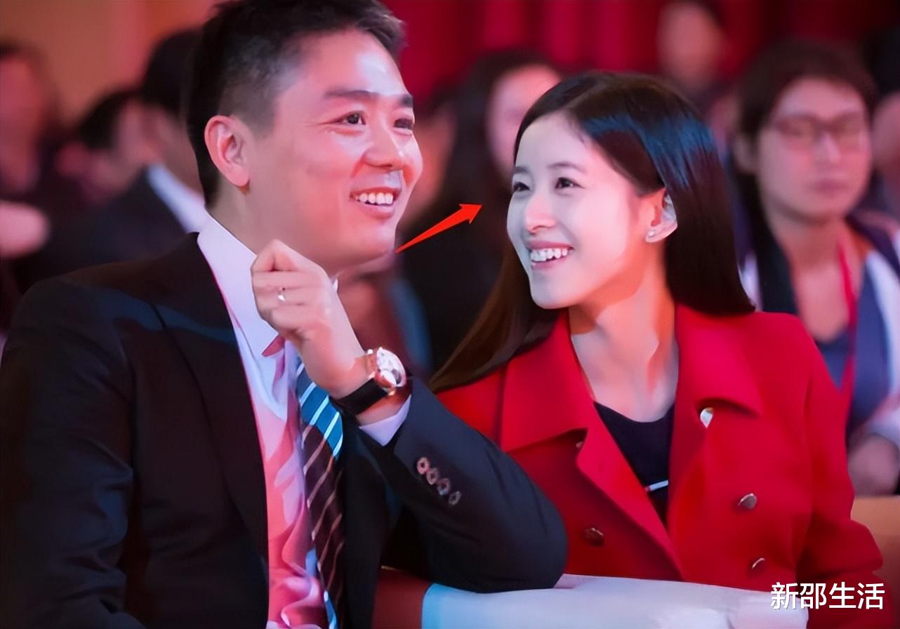 章泽天|刘强东风波后奶茶妹首露面,神情落寞显孤单,眼神里没有了光