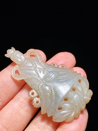 |元 和田玉青花籽料 玉莲花座佛 菩萨 挂件