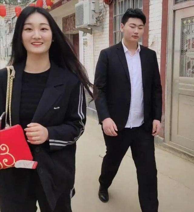 陈亚男获一中年男子支持,直言她是个弱女子,愿意站出来为她发声