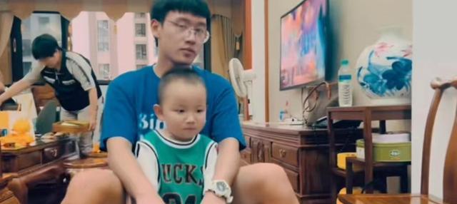 |熊磊晒照为爷爷庆生，近照显憔悴，房间内饰曝光，网友：大户人家